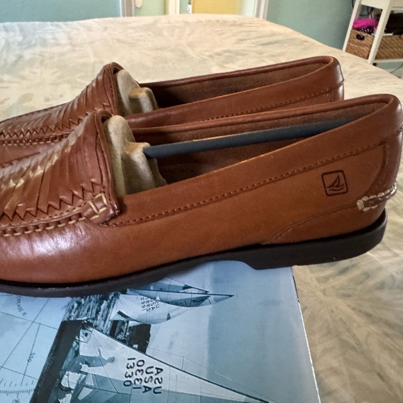 BNWT Sperry Rich Brown Leather Slip-On Loafers with Embossed Pattern - Picture 2 of 6